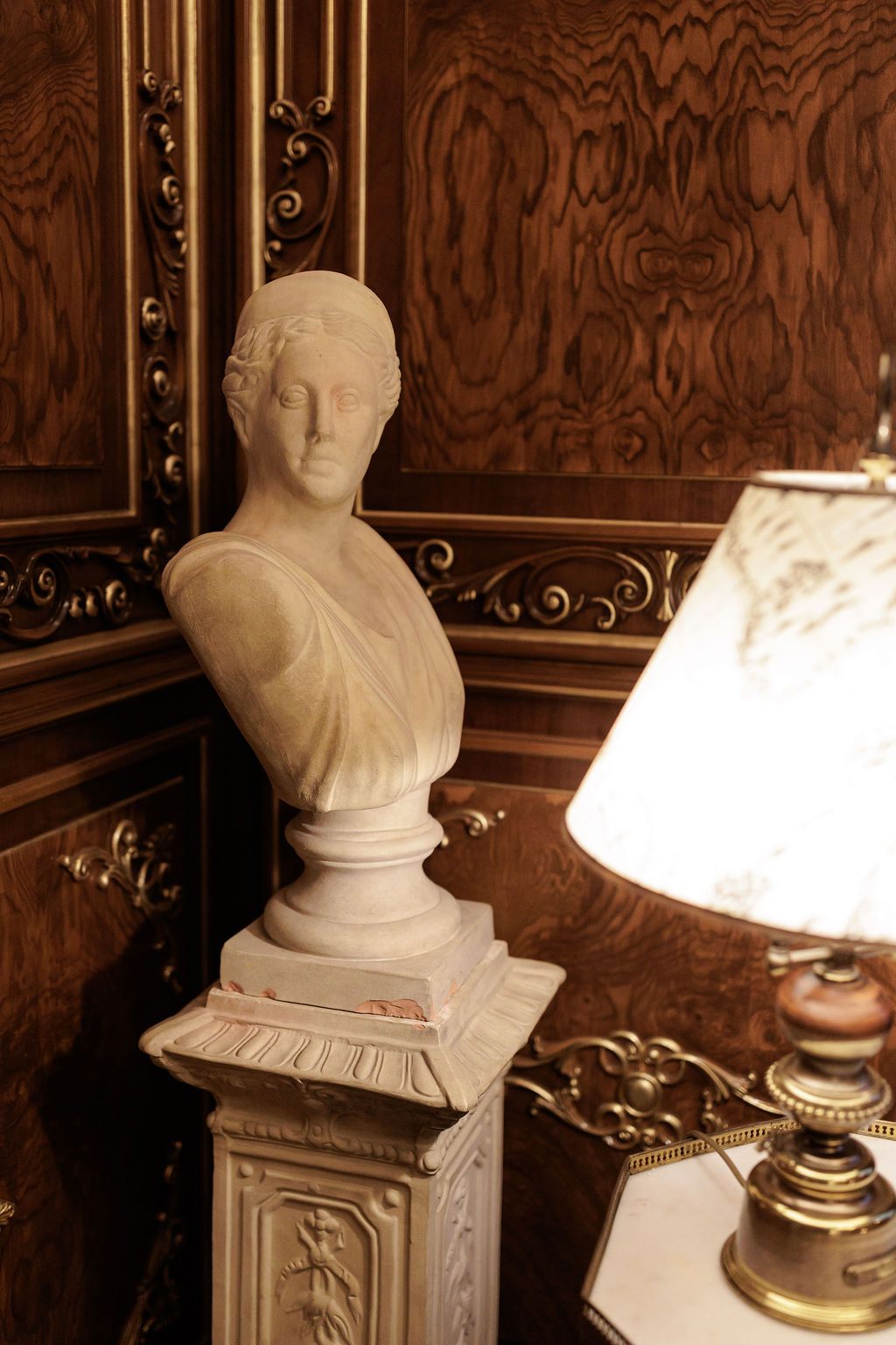 Bust din marmură, detaliu de interior la Palatul Noblesse