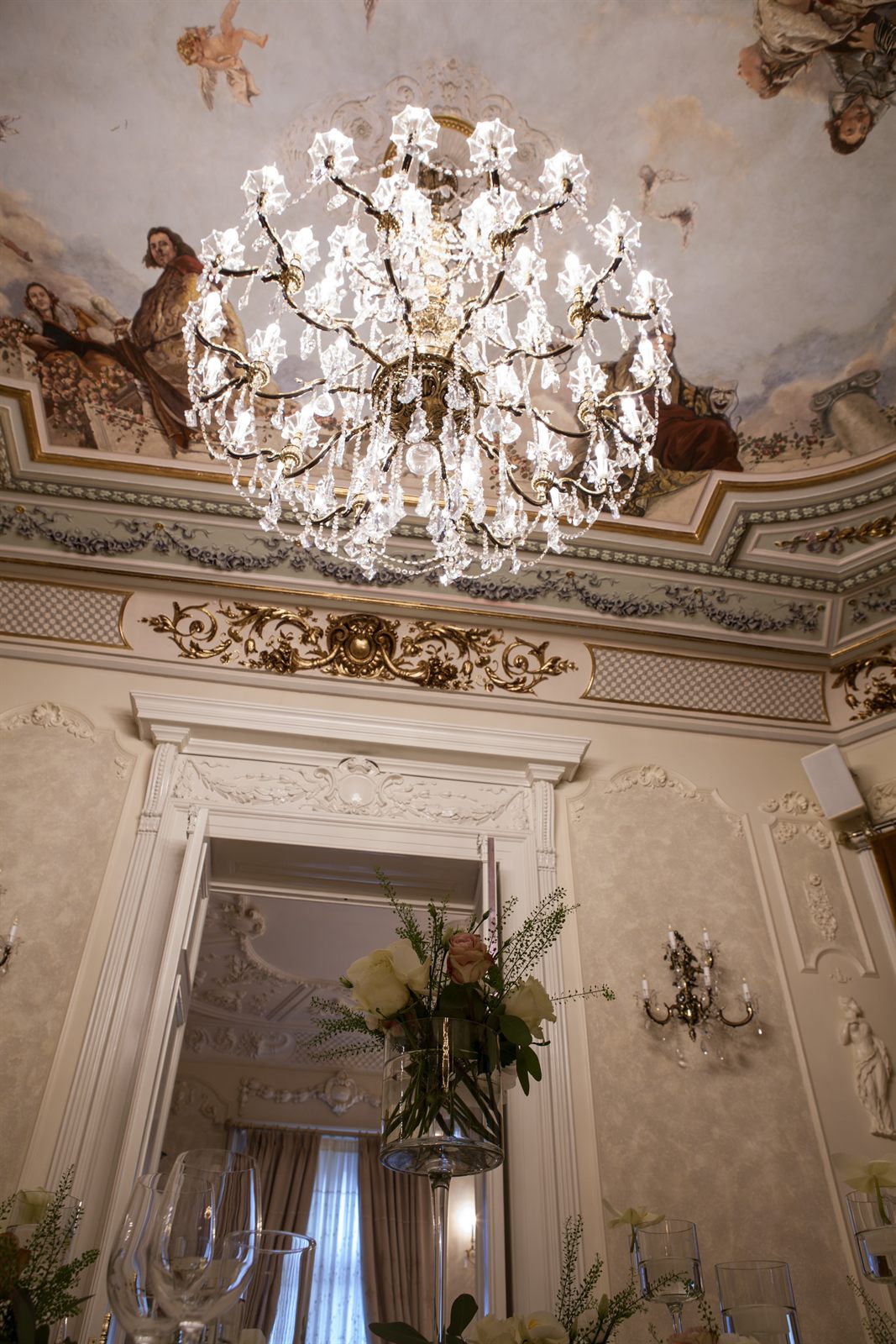 Candelabru și arcadă cu stucatură într-un salon al Palatului Noblesse
