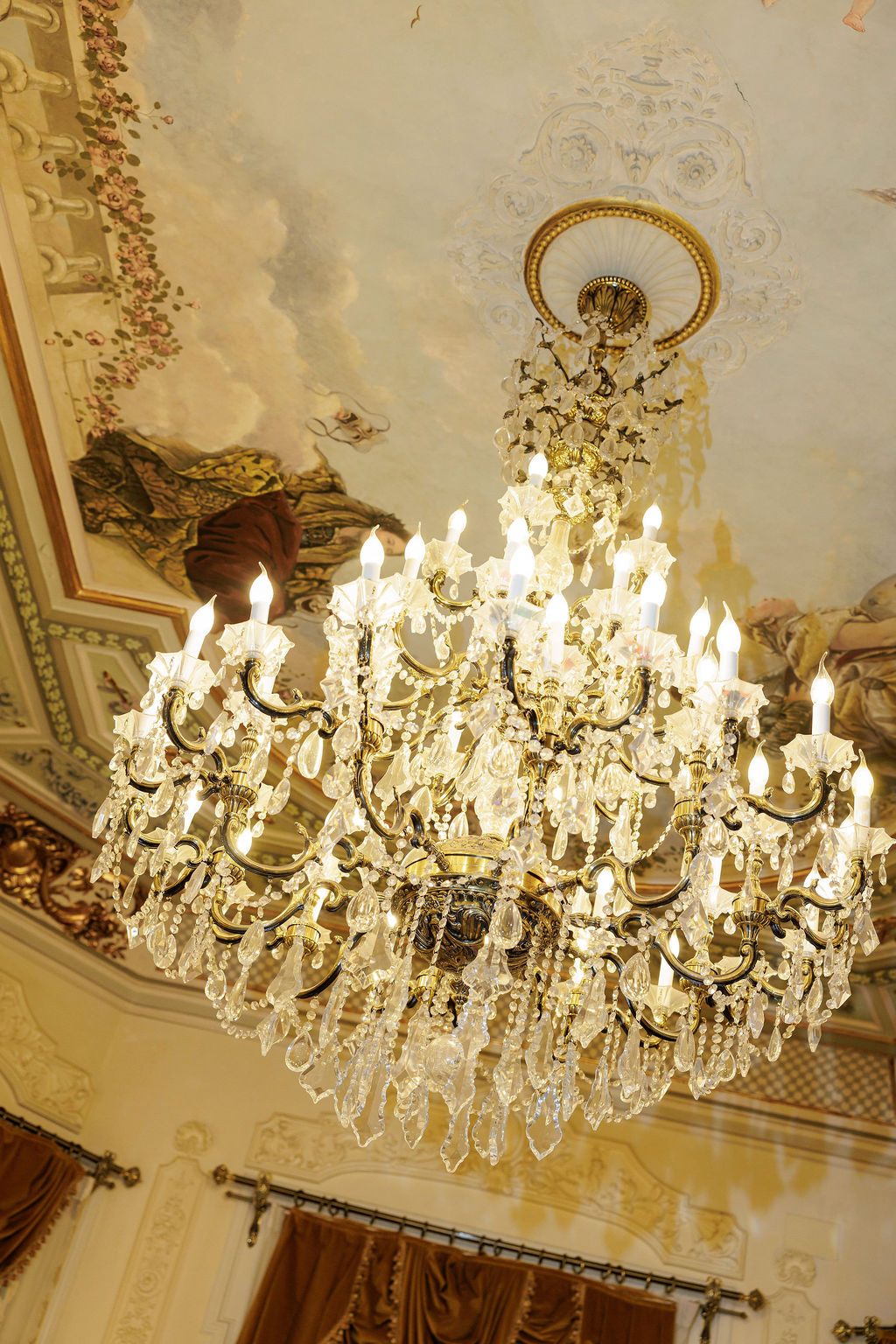 Candelabru de cristal într-un salon al Palatului Noblesse