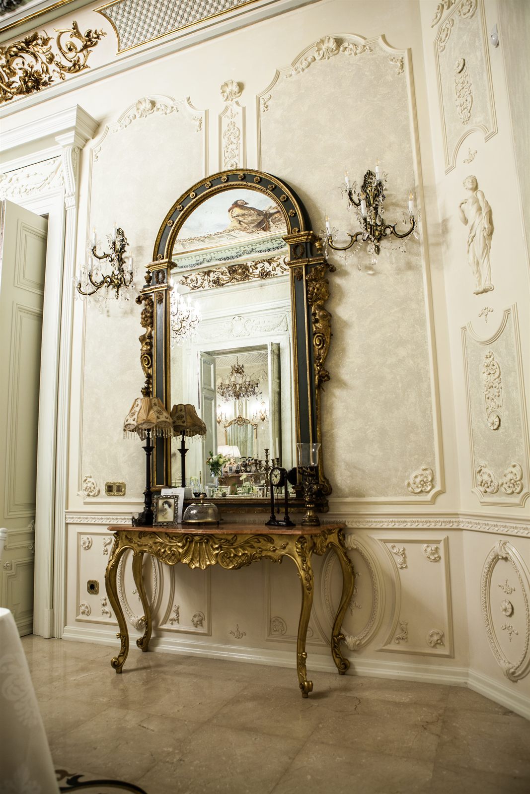 Consolă cu oglindă, detaliu de interior la Palatul Noblesse