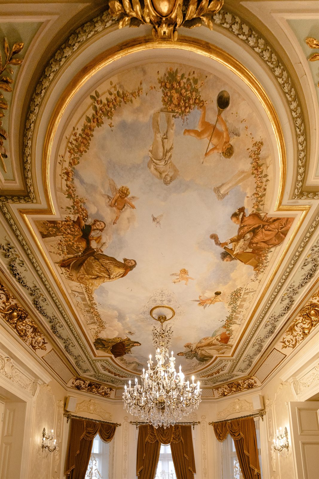 Cupolă cu stucatură aurită la Palatul Noblesse
