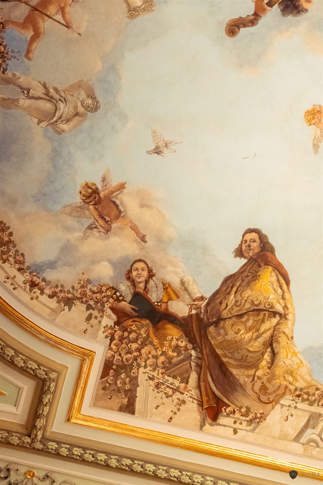 Frescă cu figuri mitologice pe tavanul Palatului Noblesse