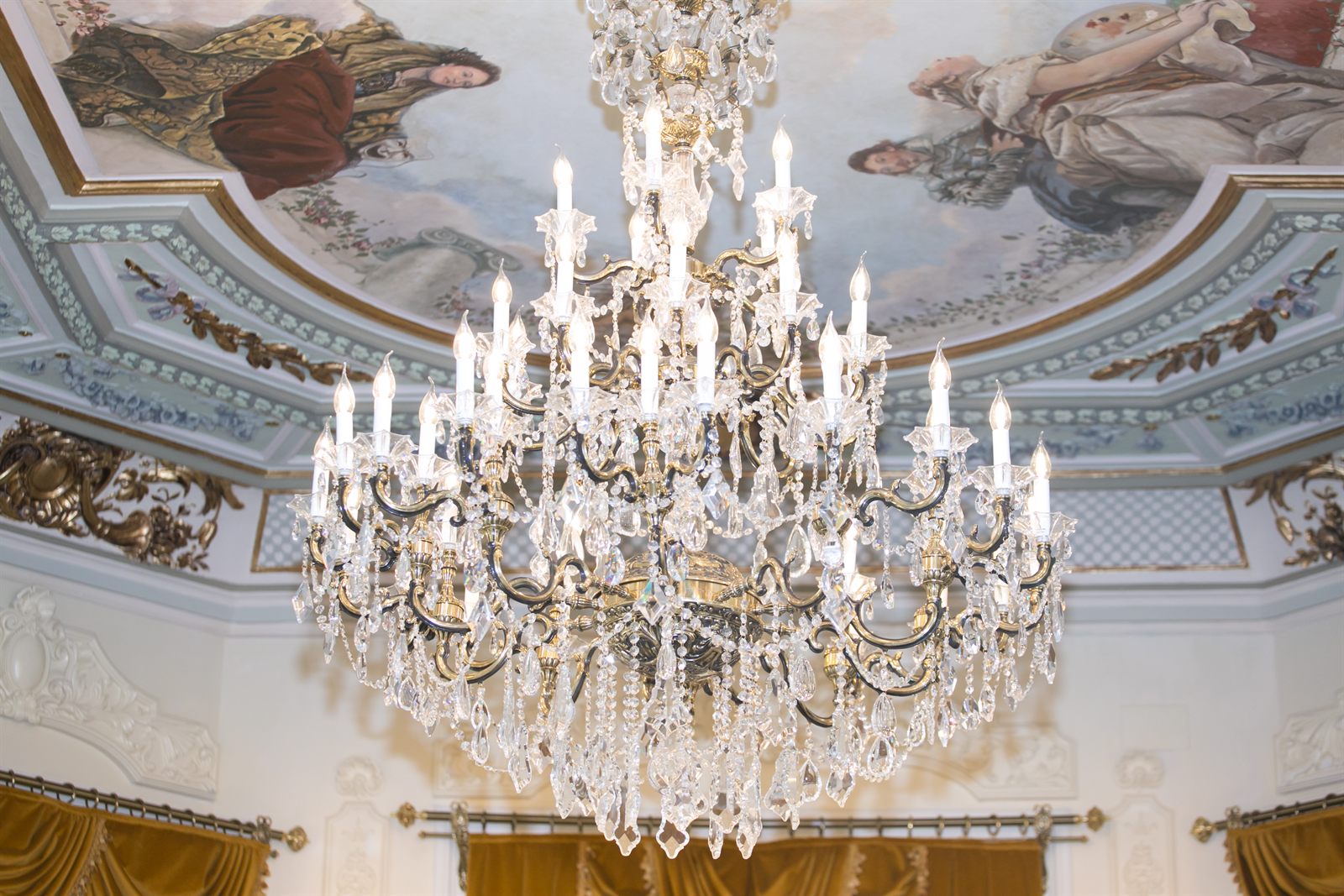 Frescă pe tavan și candelabru de cristal la Palatul Noblesse
