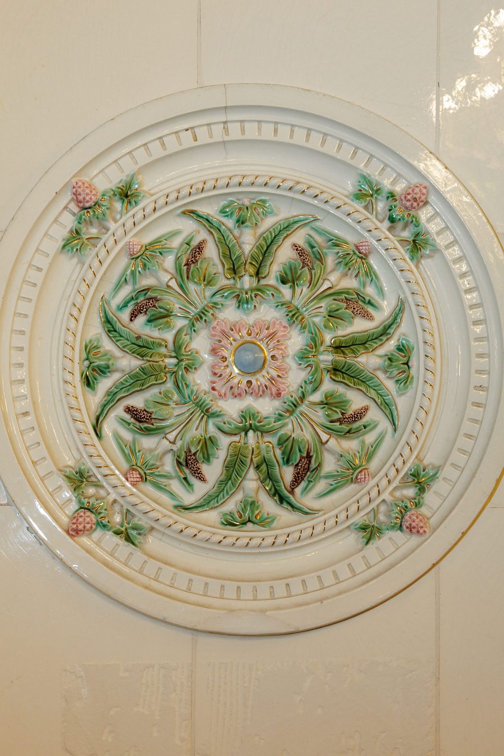 Rozetă din stucatură pe tavanul Palatului Noblesse
