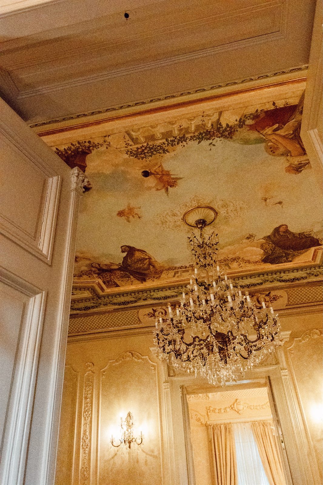 Salon istoric cu ferestre înalte și candelabru la Palatul Noblesse