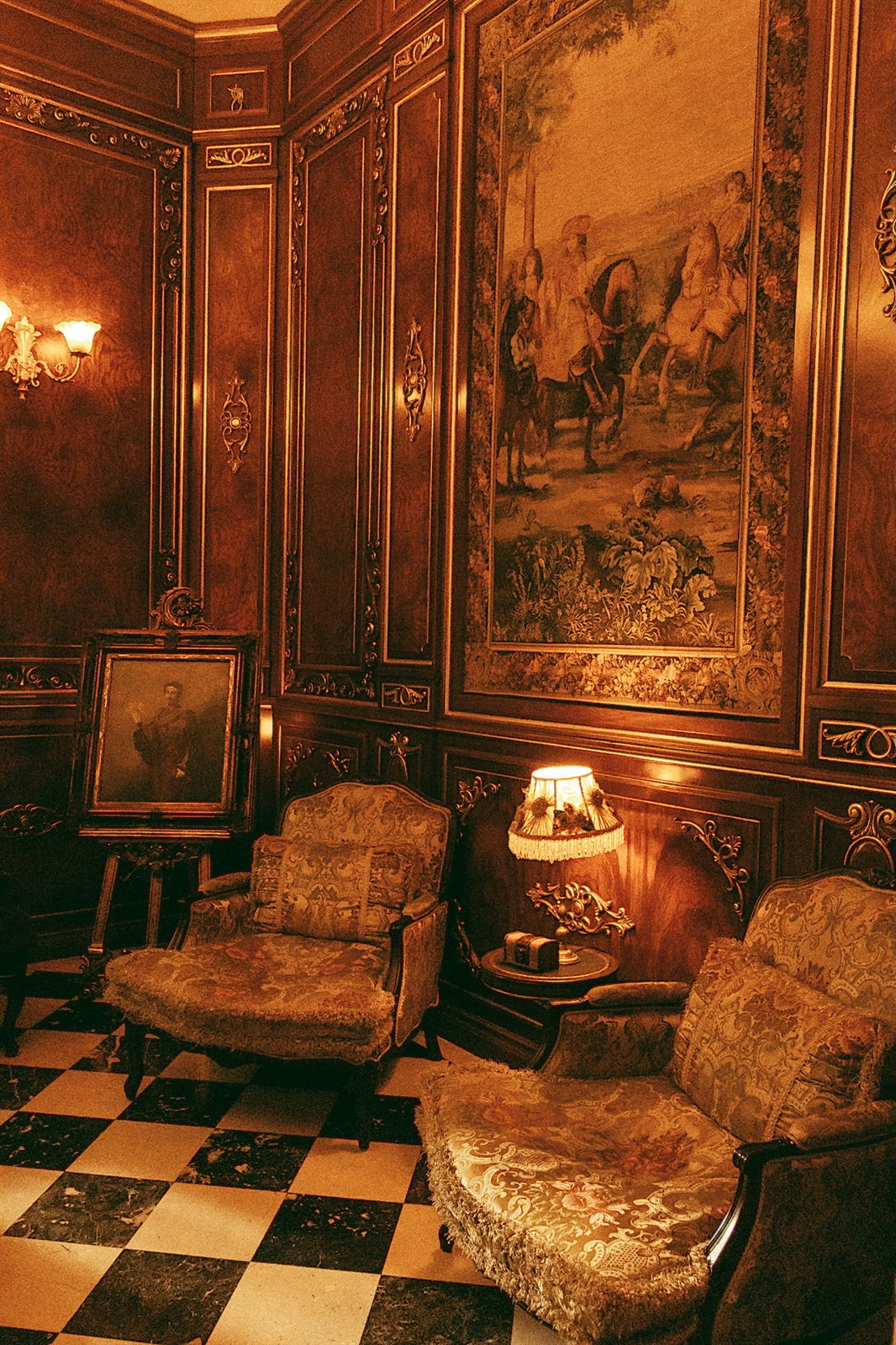 Salon cu pardoseală și frescă la Palatul Noblesse