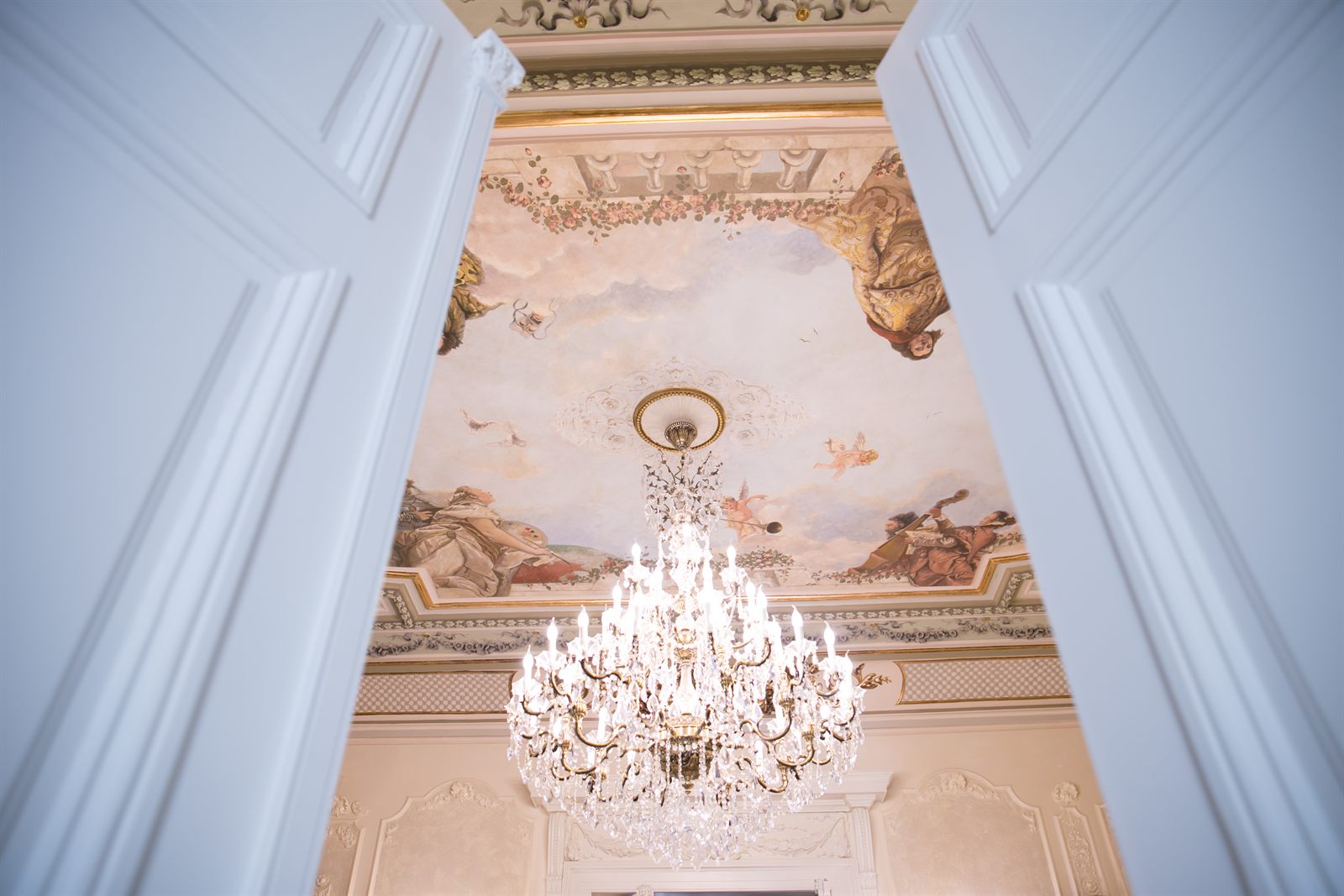 Tavan cu frescă și candelabru într-un salon al Palatului Noblesse