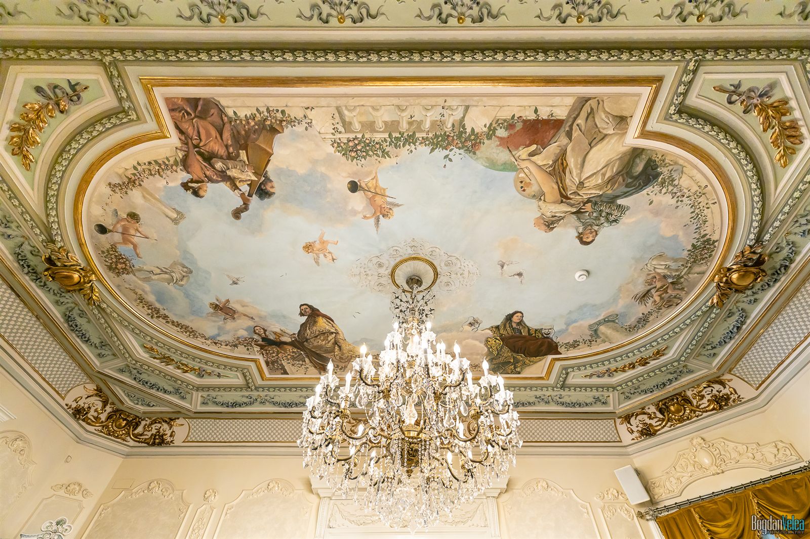 Tavan ornamentat și pictat într-un salon al Palatului Noblesse