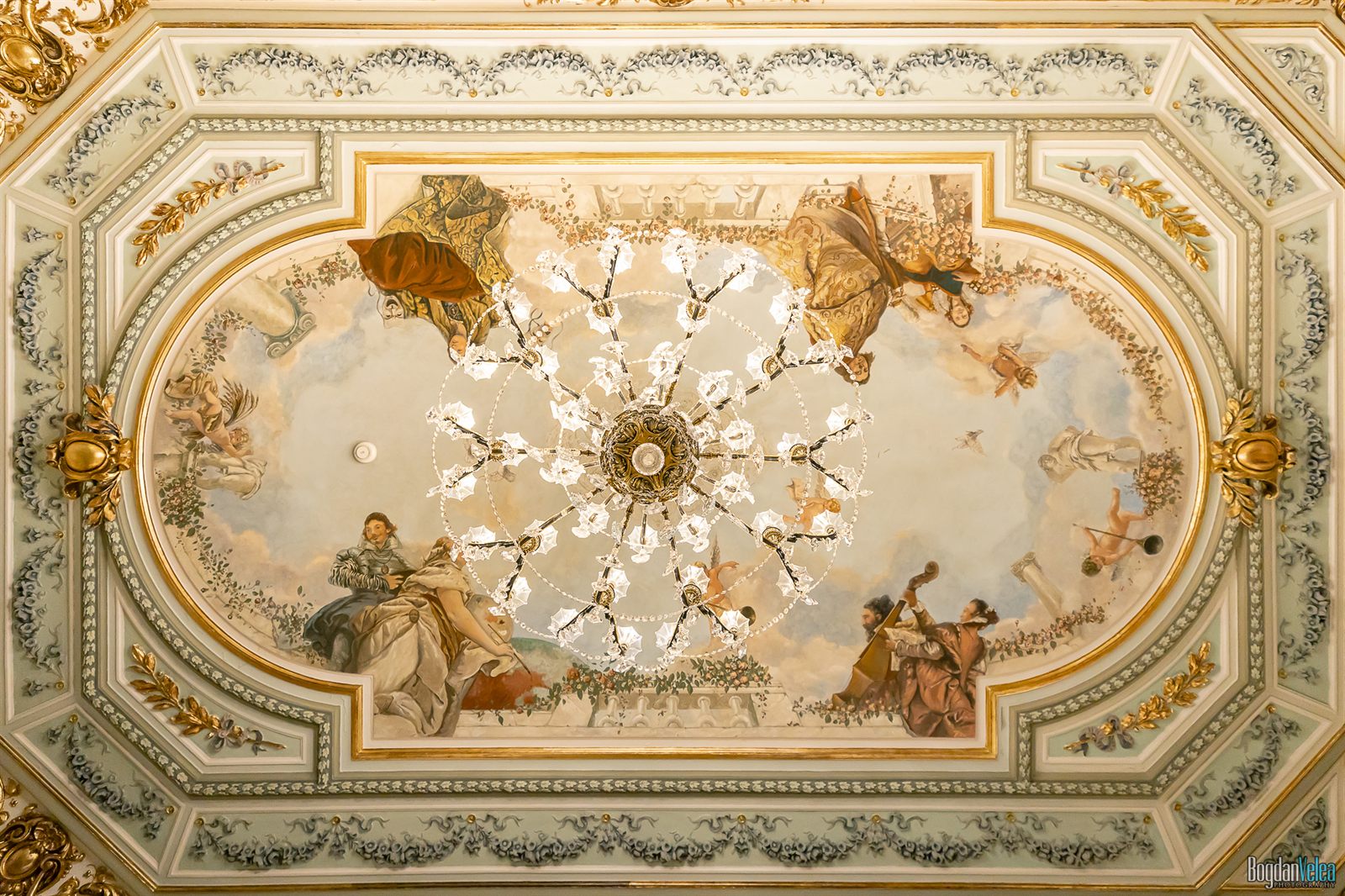 Tavan oval pictat cu candelabru la Palatul Noblesse