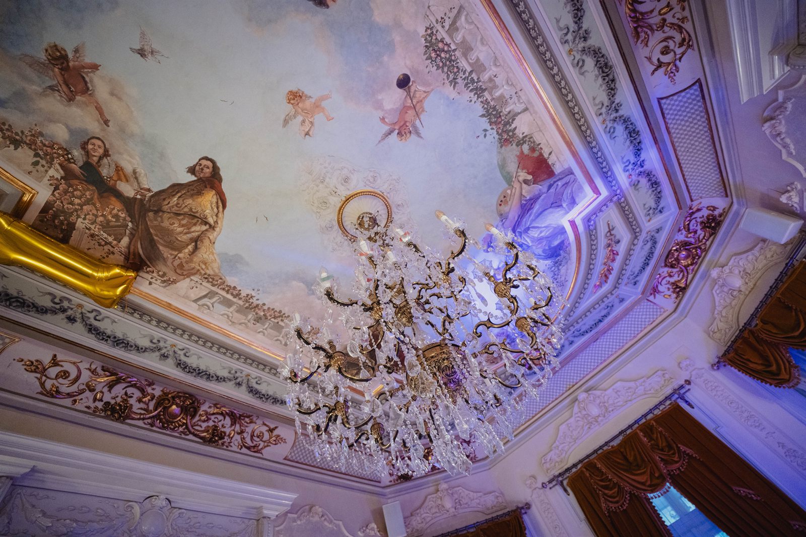 Tavan pictat și candelabru într-un salon restaurat al Palatului Noblesse