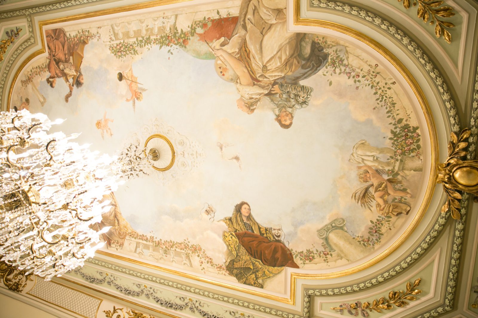 Tavan cu frescă și stucaturi restaurate — Palatul Noblesse