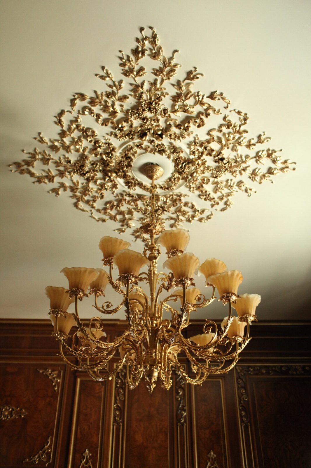Candelabru și stucaturi în Salonul Regent — Palatul Noblesse