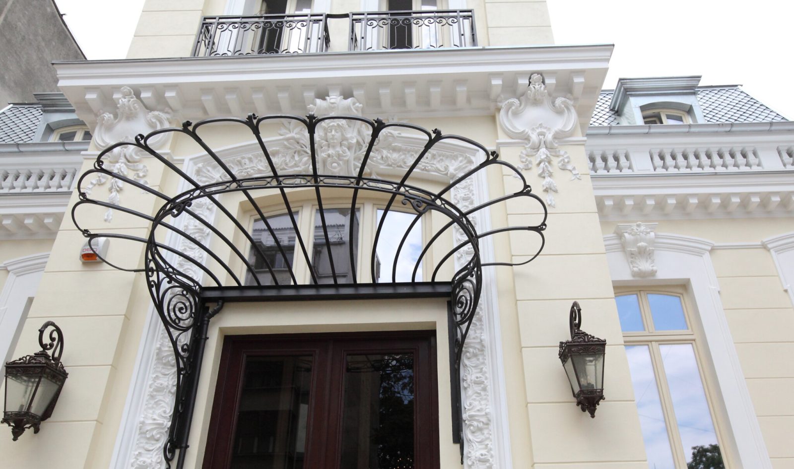 Fier forjat restaurat — detaliu de epocă la Palatul Noblesse