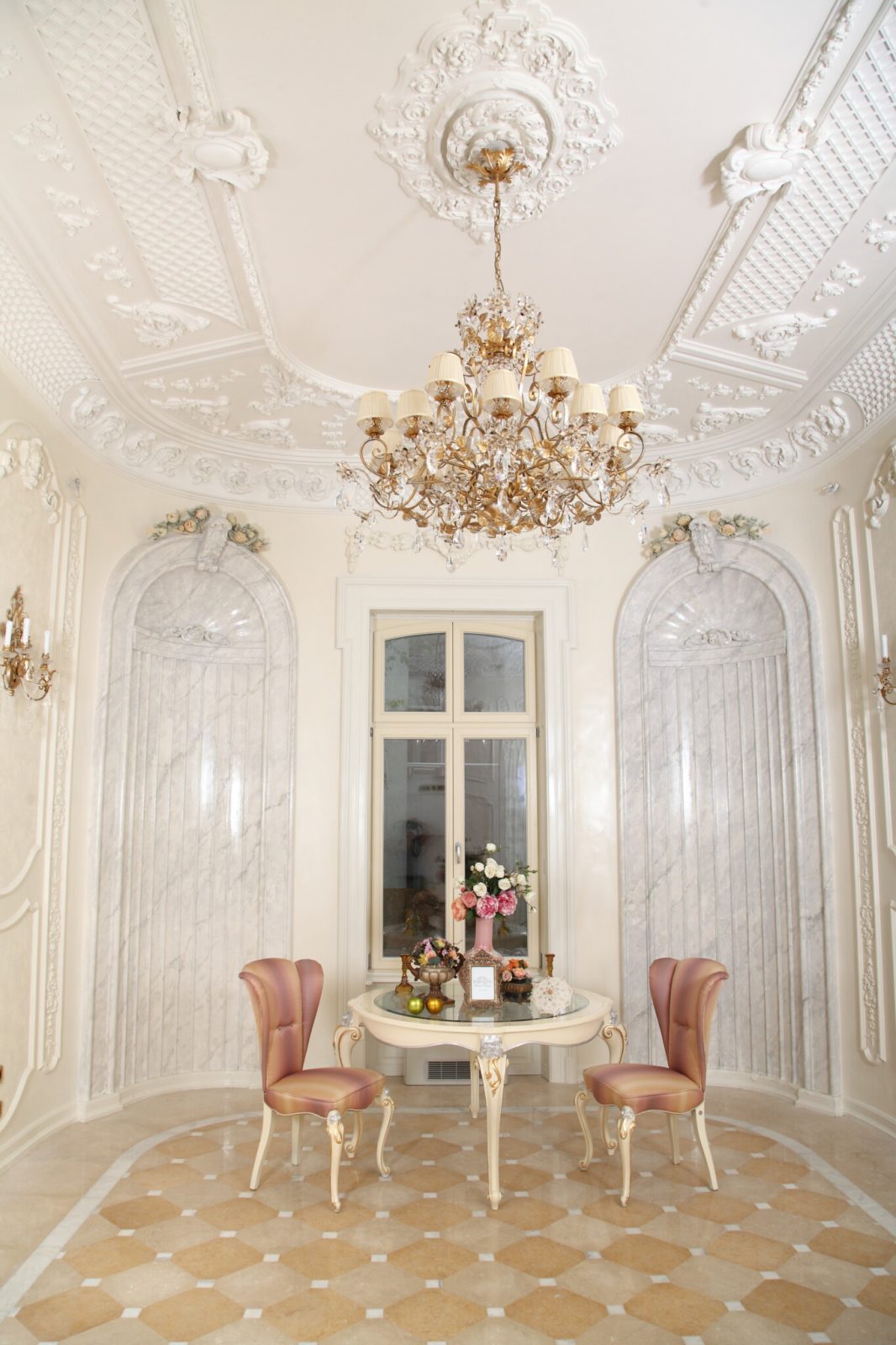 Stucaturi cu ornamente vegetale și geometrice — Palatul Noblesse