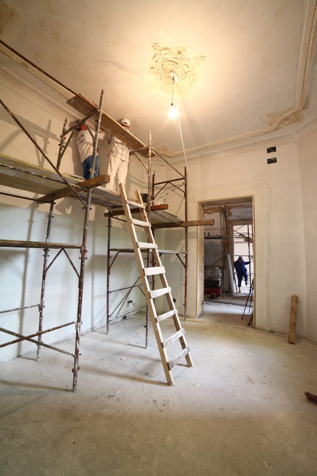Stucaturi restaurate la Palatul Noblesse — ornament din ipsos cu foiță de aur