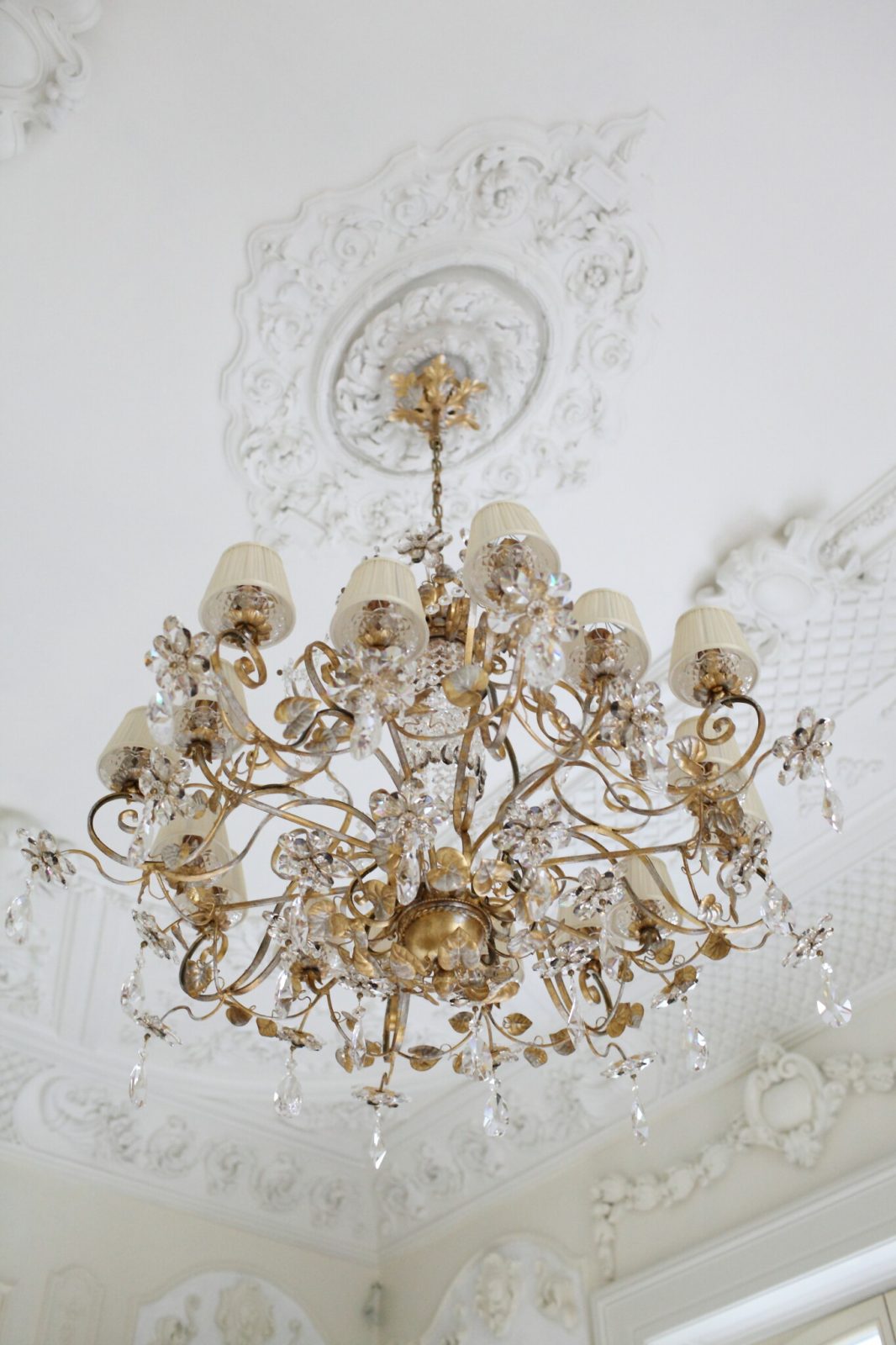 Stucatură ornamentală restaurată pe tavan — Palatul Noblesse