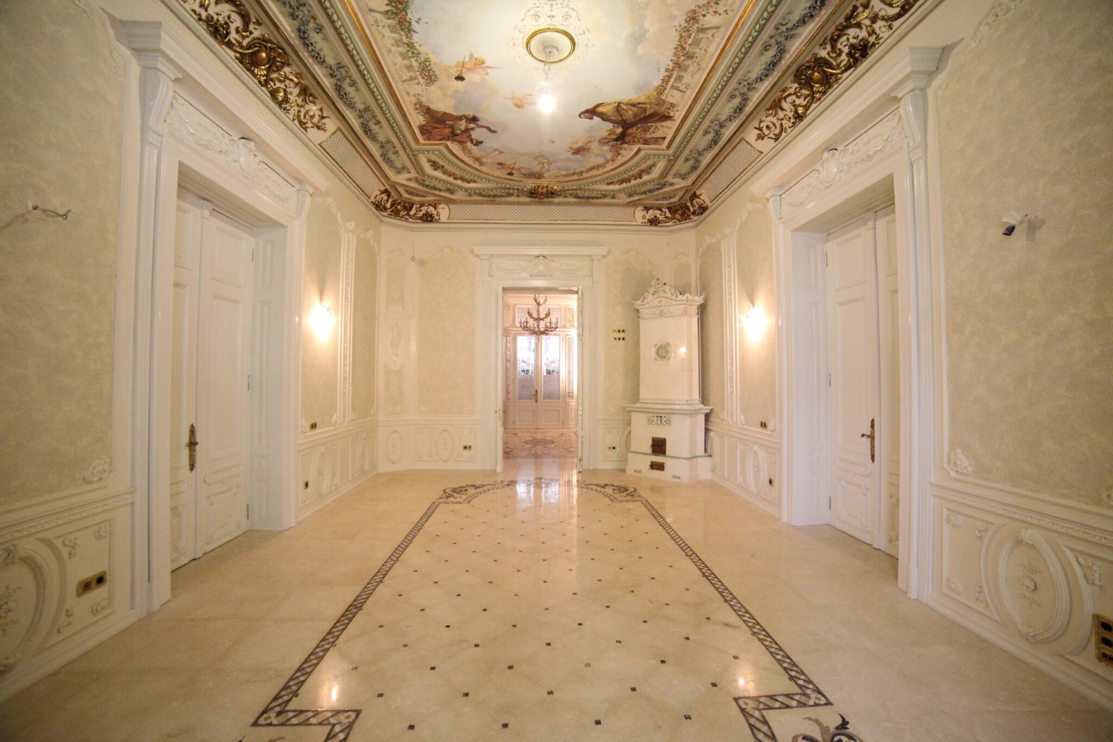 Detaliu de tavan cu stucaturi restaurate — Palatul Noblesse