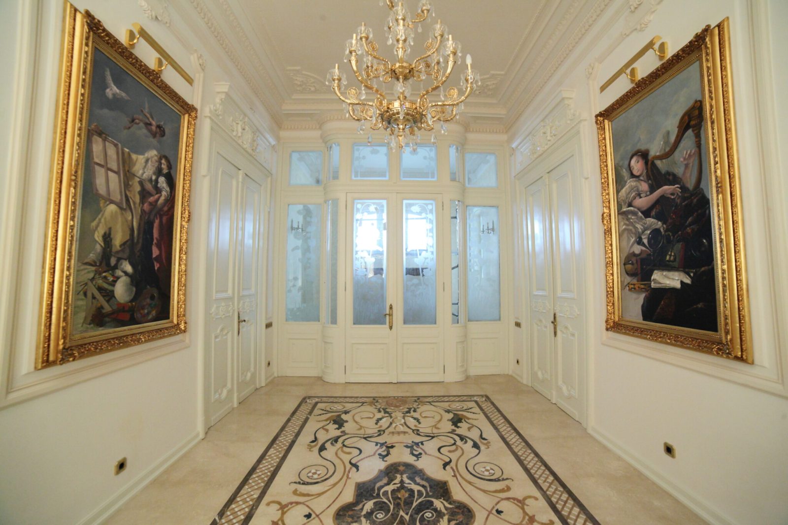 Ornamente de stucatură restaurate — Palatul Noblesse
