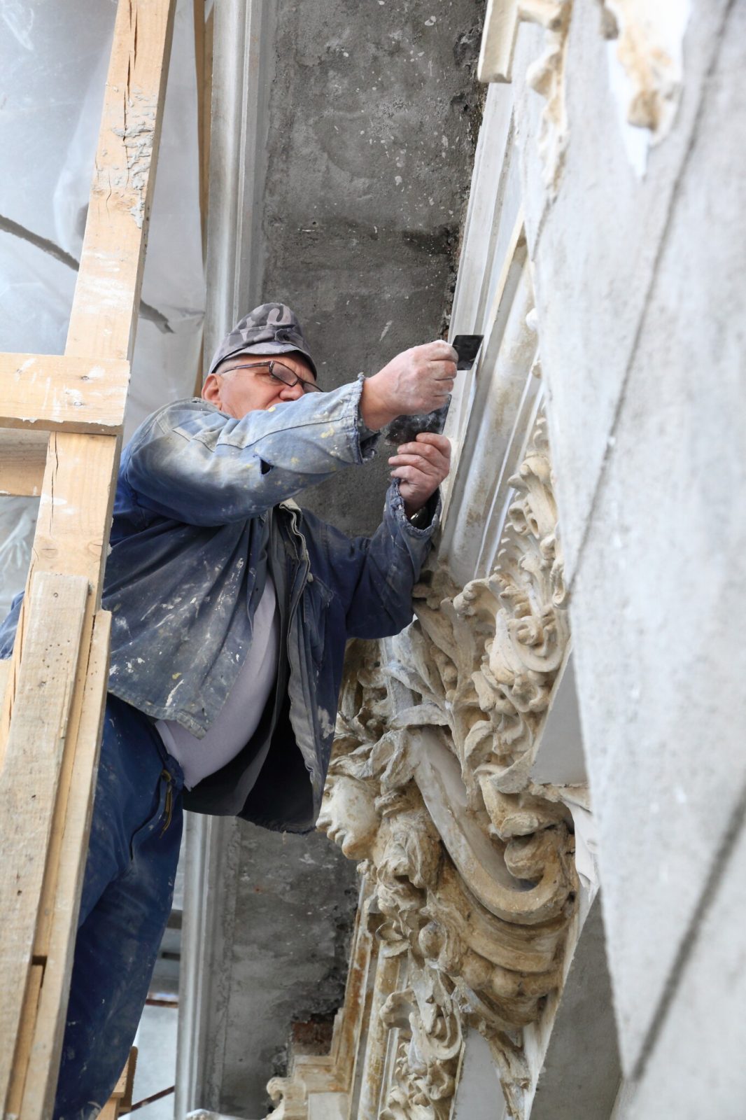 Stucatură ornamentală vegetală restaurată — Palatul Noblesse
