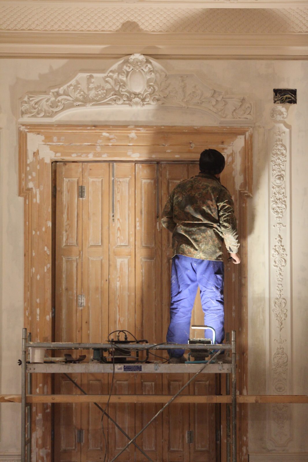 Detaliu de stucatură restaurată pe tavan — Palatul Noblesse
