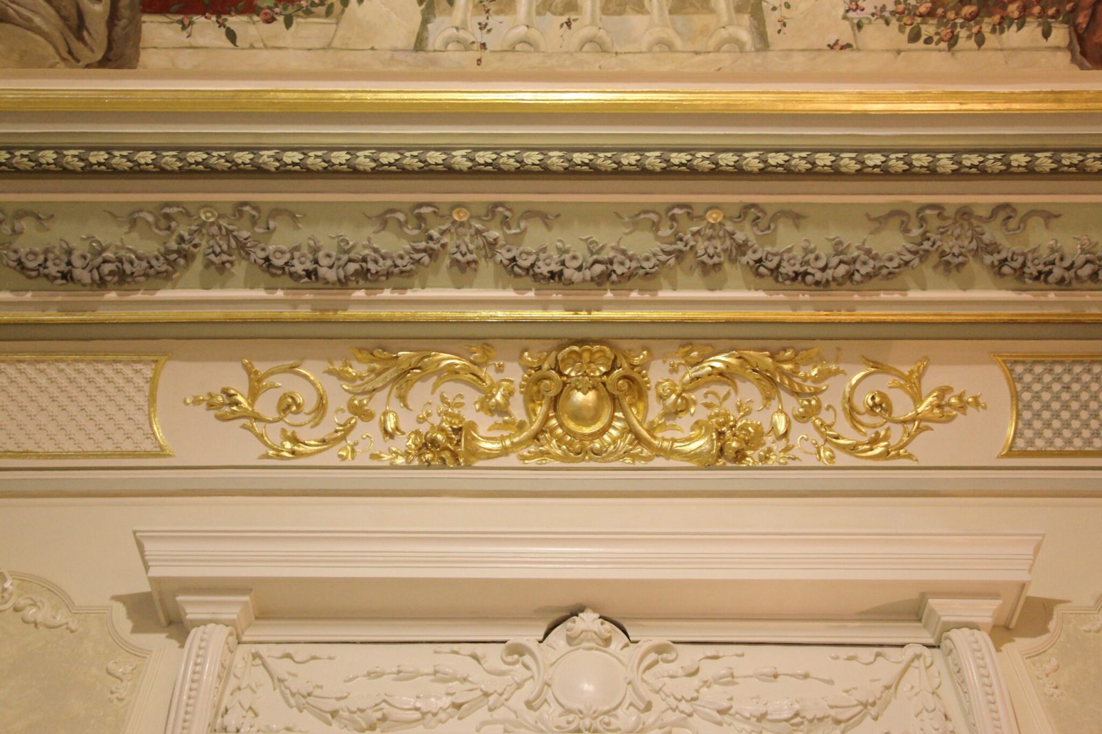 Stucaturi restaurate — Salon al Palatului Noblesse