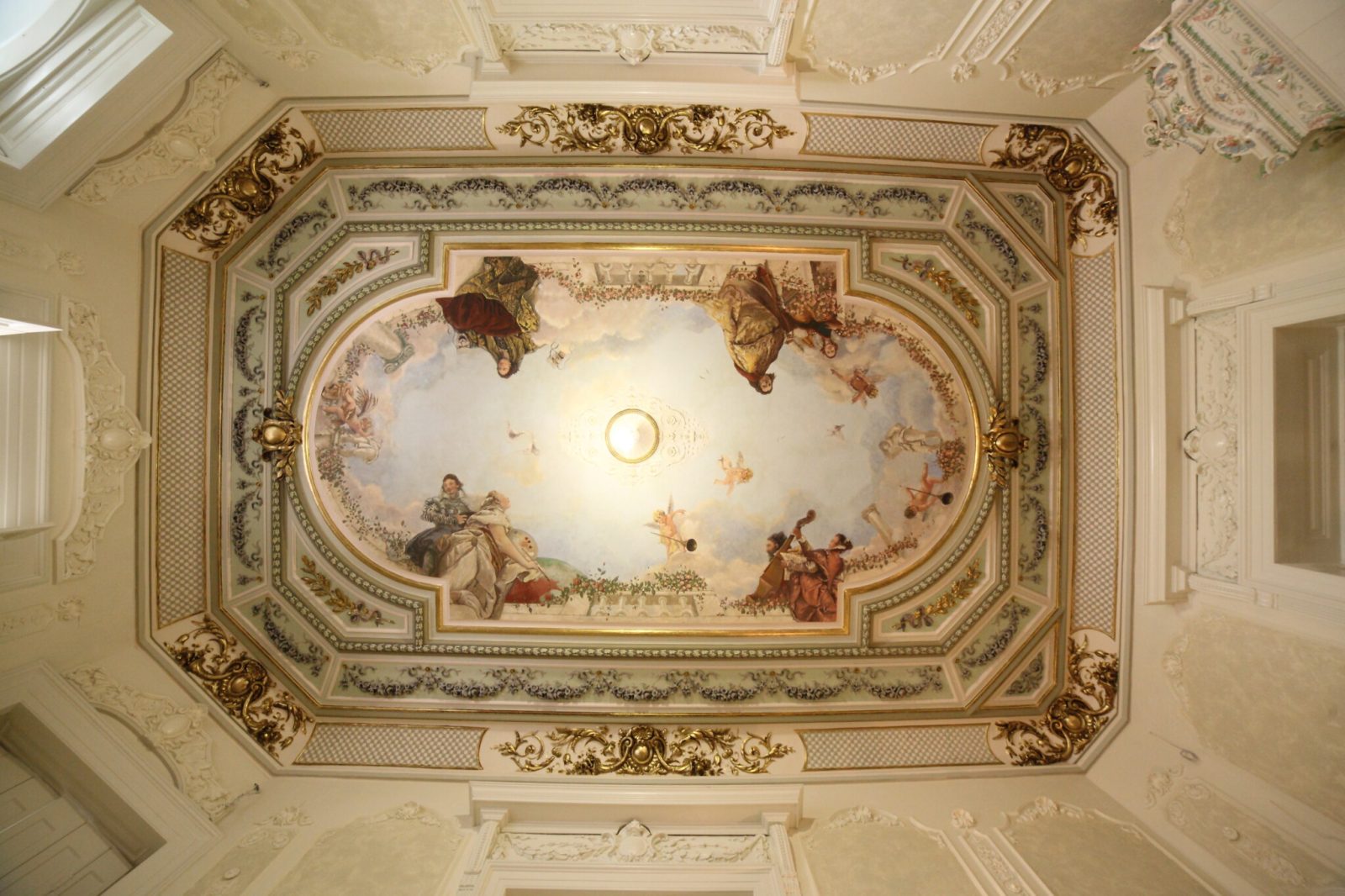 Detaliu de stucatură ornamentală — Palatul Noblesse