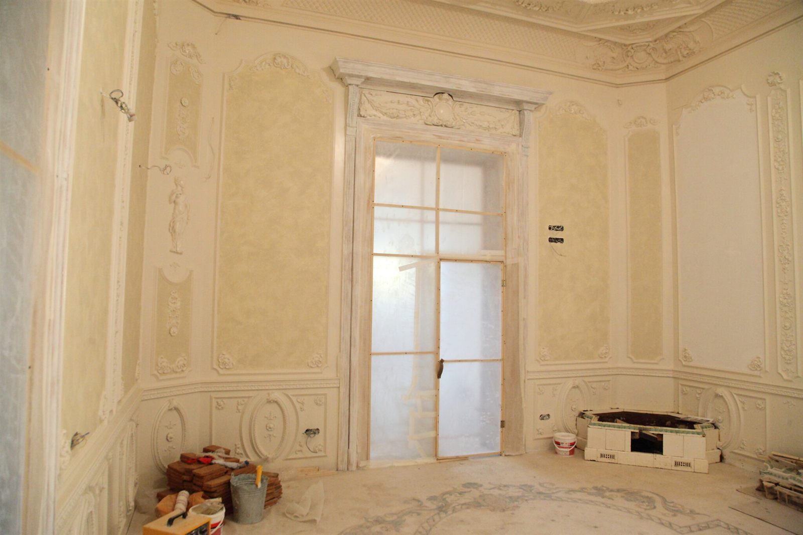 Soba albă de teracotă în timpul restaurării, Palatul Noblesse