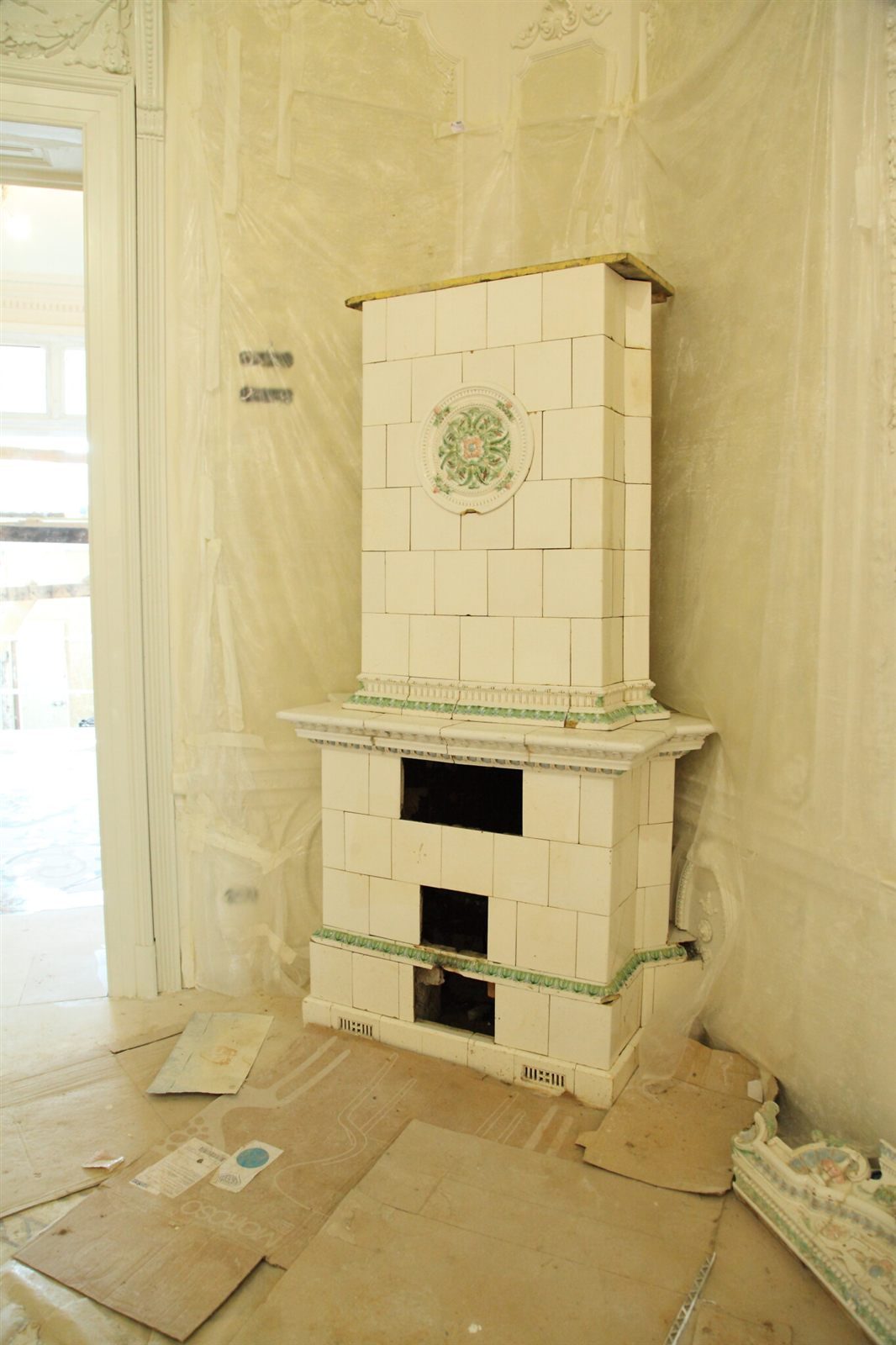 Soba albă din cahle, detaliu de restaurare la Palatul Noblesse