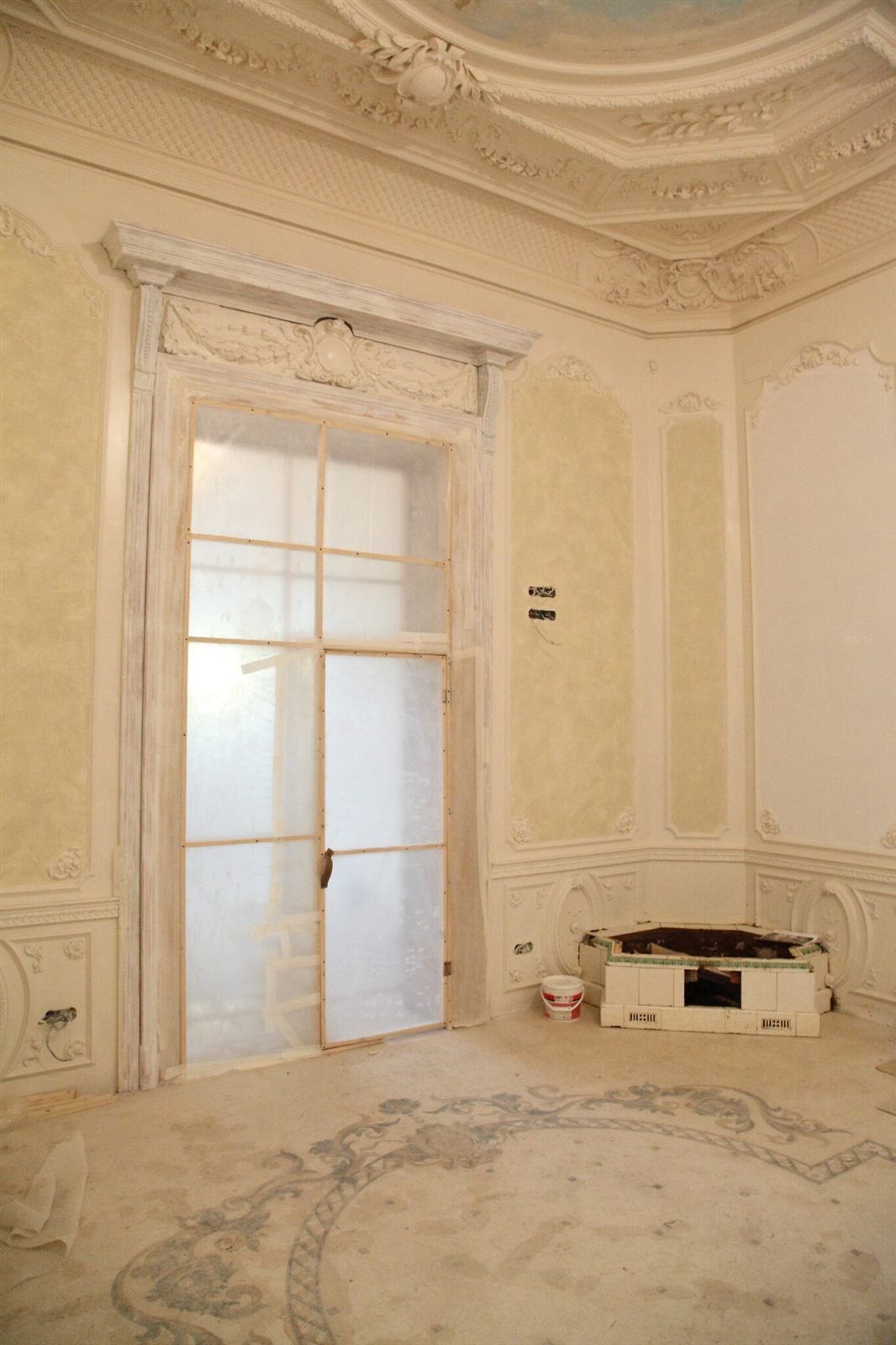 Salonul Baroque cu soba albă în timpul restaurării palatului