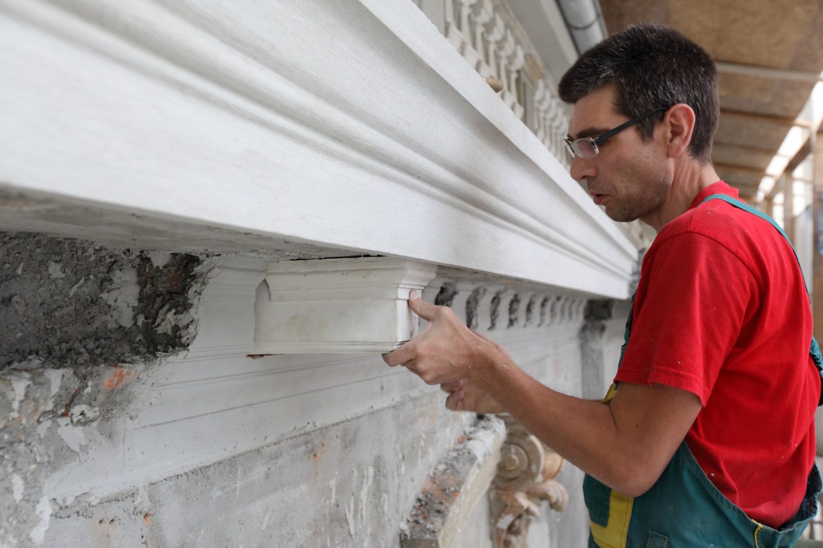 Stucaturile exterioare ale Palatului Noblesse – rafinament sculptat în istorie