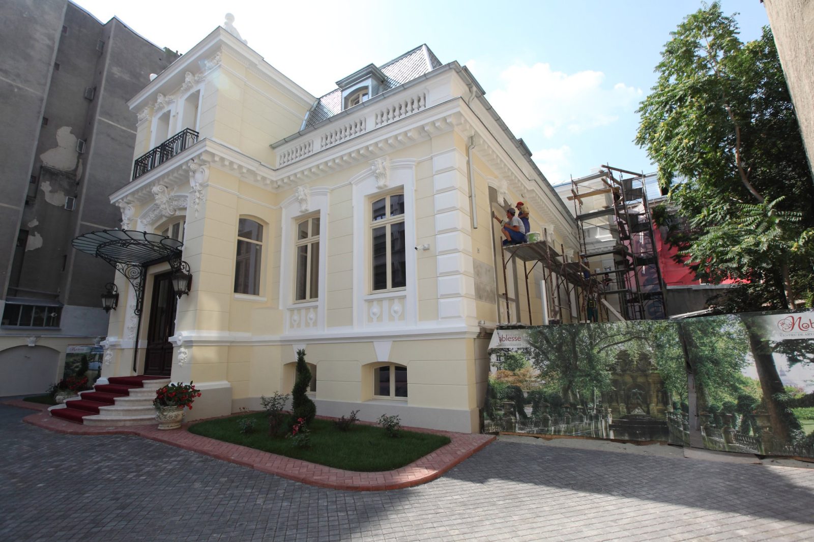 Stucaturile exterioare ale Palatului Noblesse – rafinament sculptat în istorie