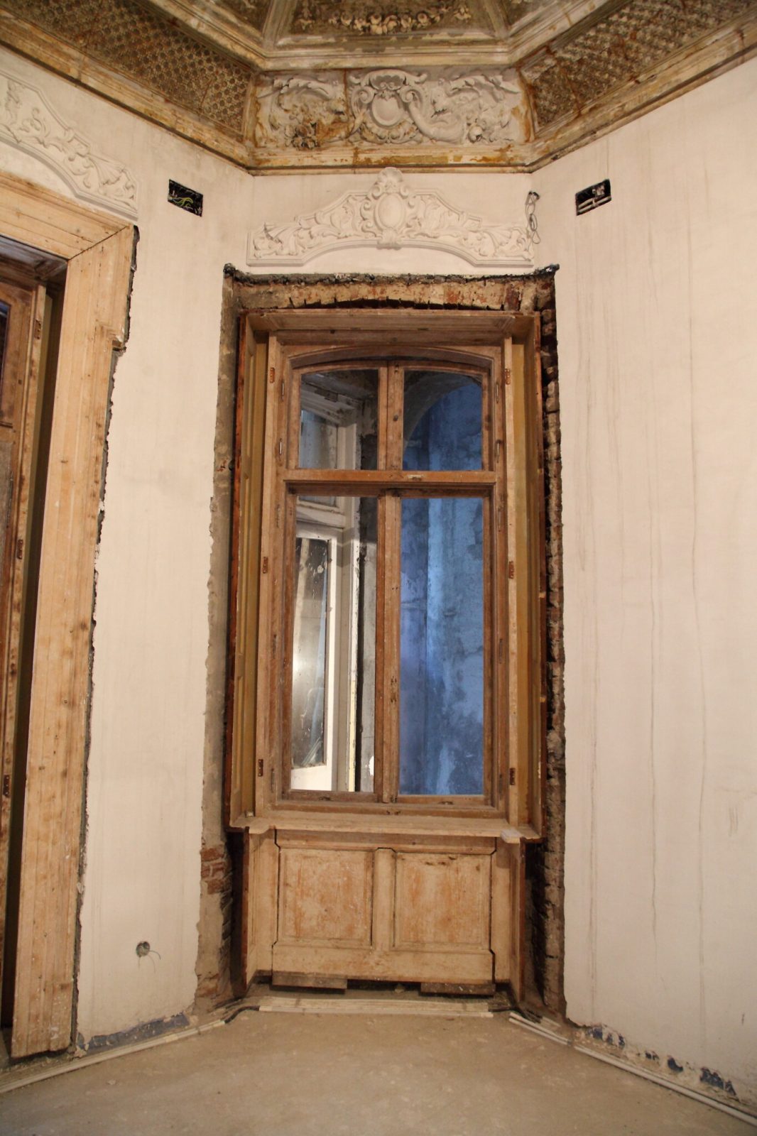 Detaliu de tâmplărie recondiționată la Palatul Noblesse