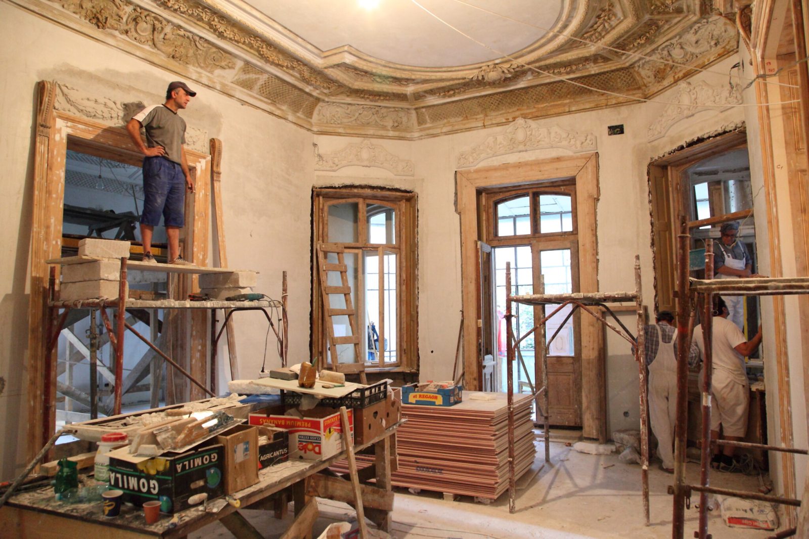Ușile din lemn de brad, curățate și recondiționate manual — Palatul Noblesse