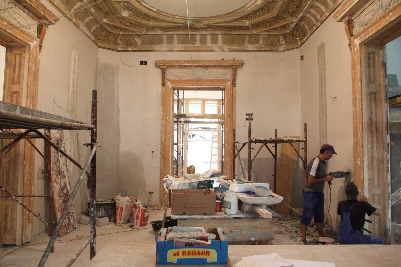 Prelucrarea tâmplăriei de epocă în atelierul din grădina Palatului Noblesse