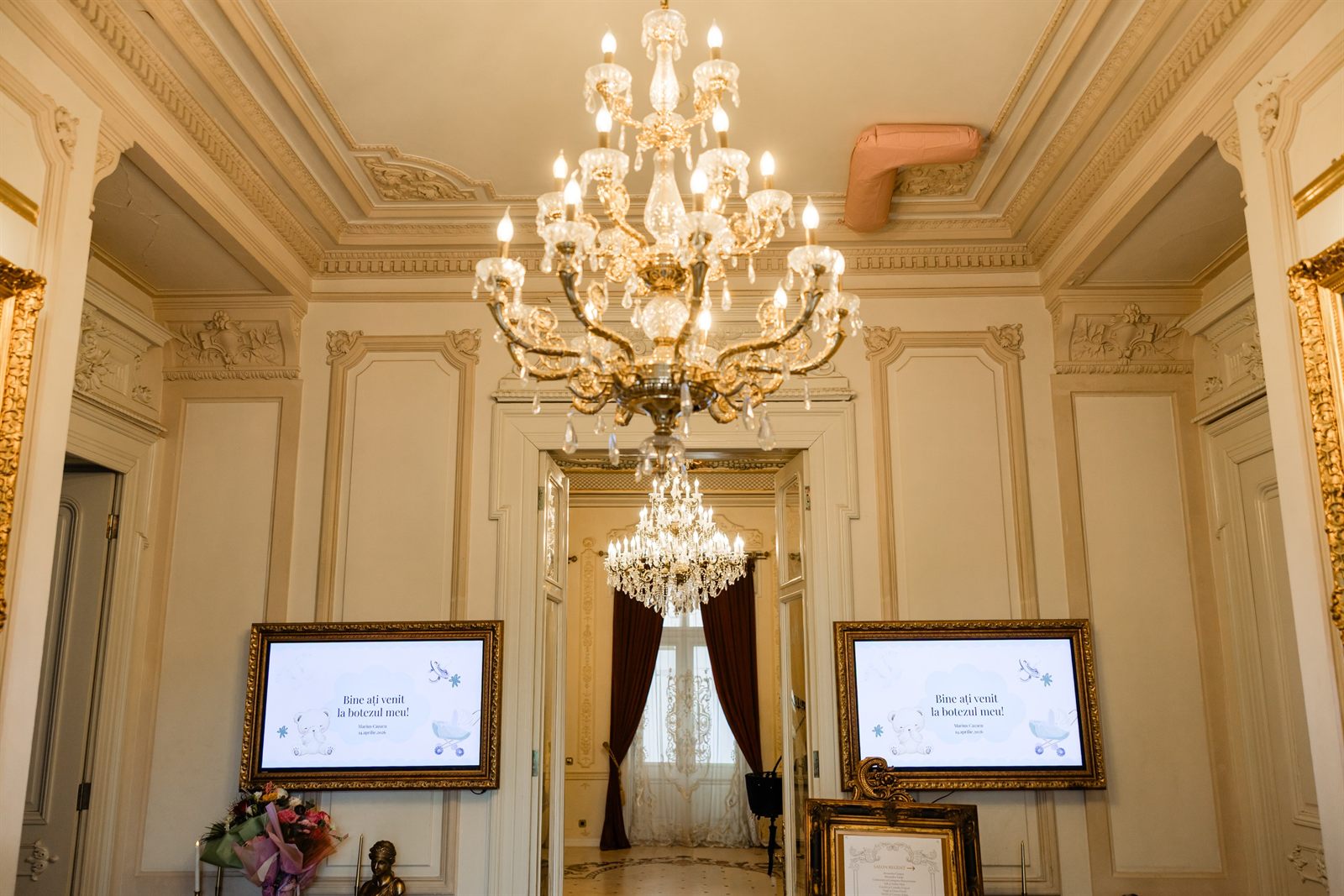 Salonul Palatului Noblesse cu candelabru de cristal, pregătit pentru petrecerea de botez