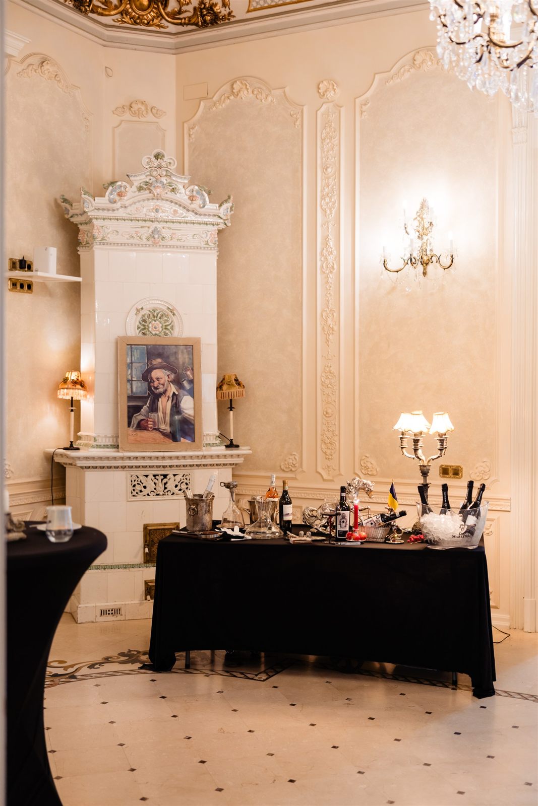 Stația de vinuri a somelierului în salonul Palatului Noblesse — botezul lui Marius Cazacu