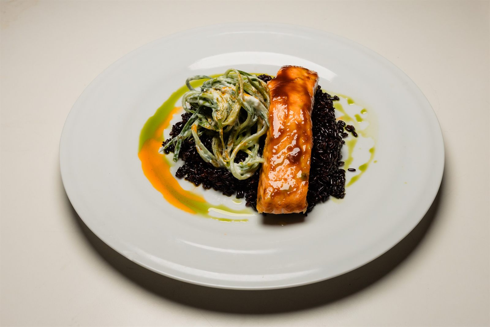 Farfurie gourmet cu prezentare rafinată — gastronomia Palatului Noblesse