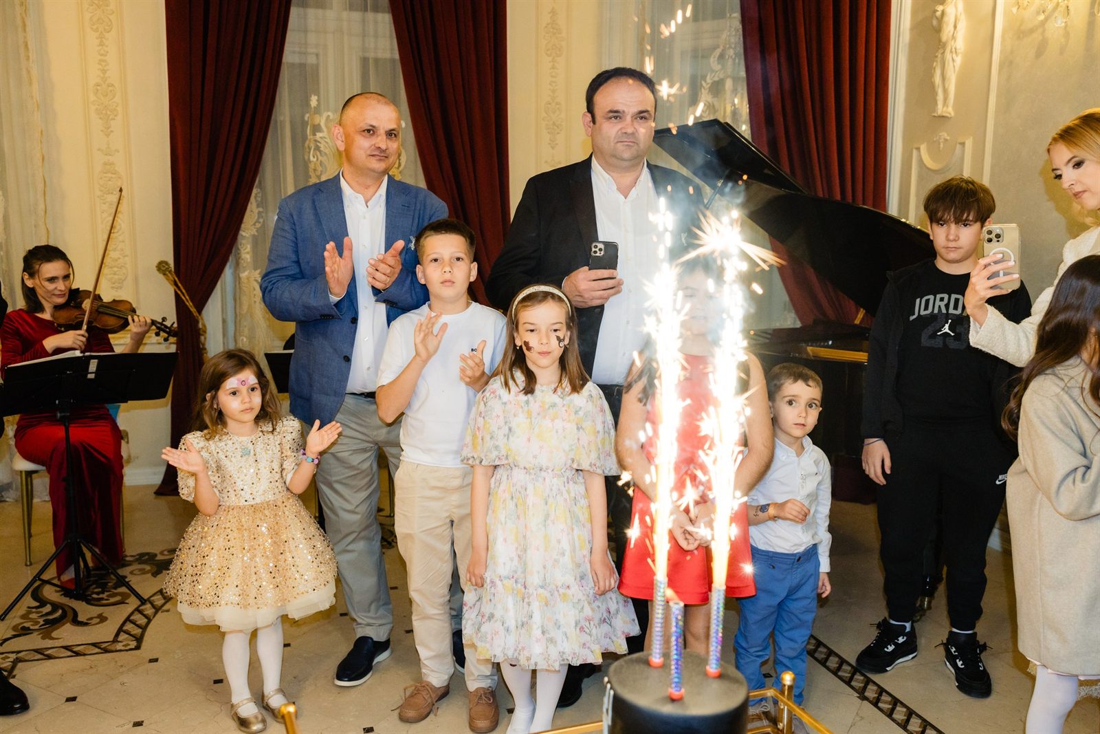 Momentul cu artificii de tort și copiii — bucuria petrecerii de botez la Palat
