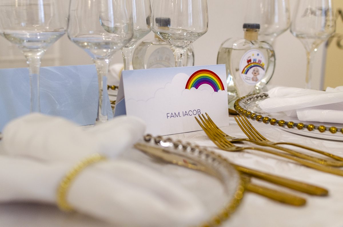 Loc de invitat cu tacâmuri aurii la botez — Palatul Noblesse