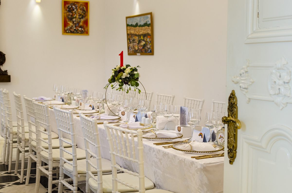 Salon cu mese lungi amenajat pentru botez — Palatul Noblesse