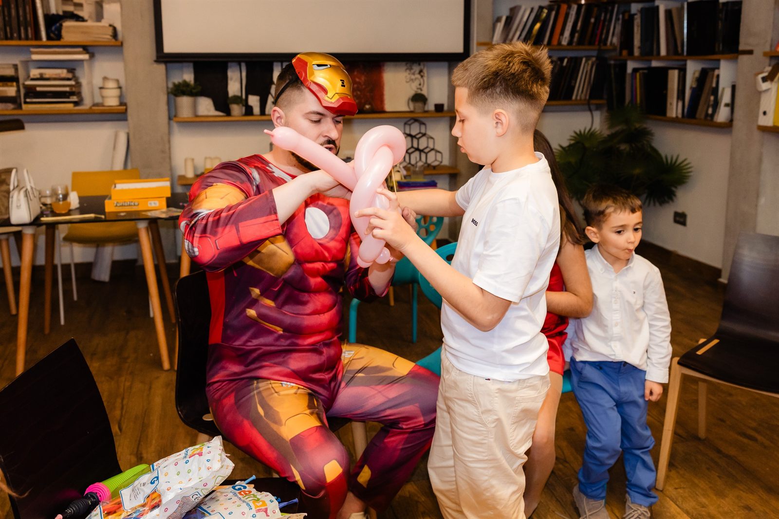 Animator cu baloane și copii la botez, Palatul Noblesse