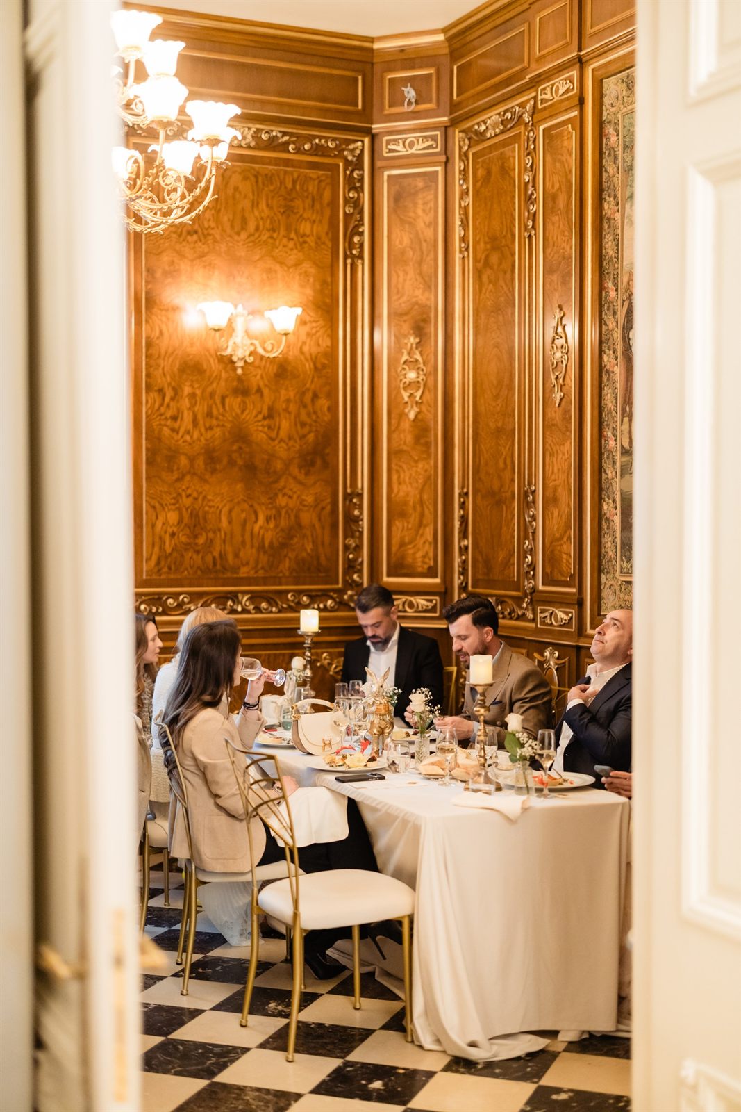 Invitați la cină în salonul Palatului Noblesse, botezul lui Marius