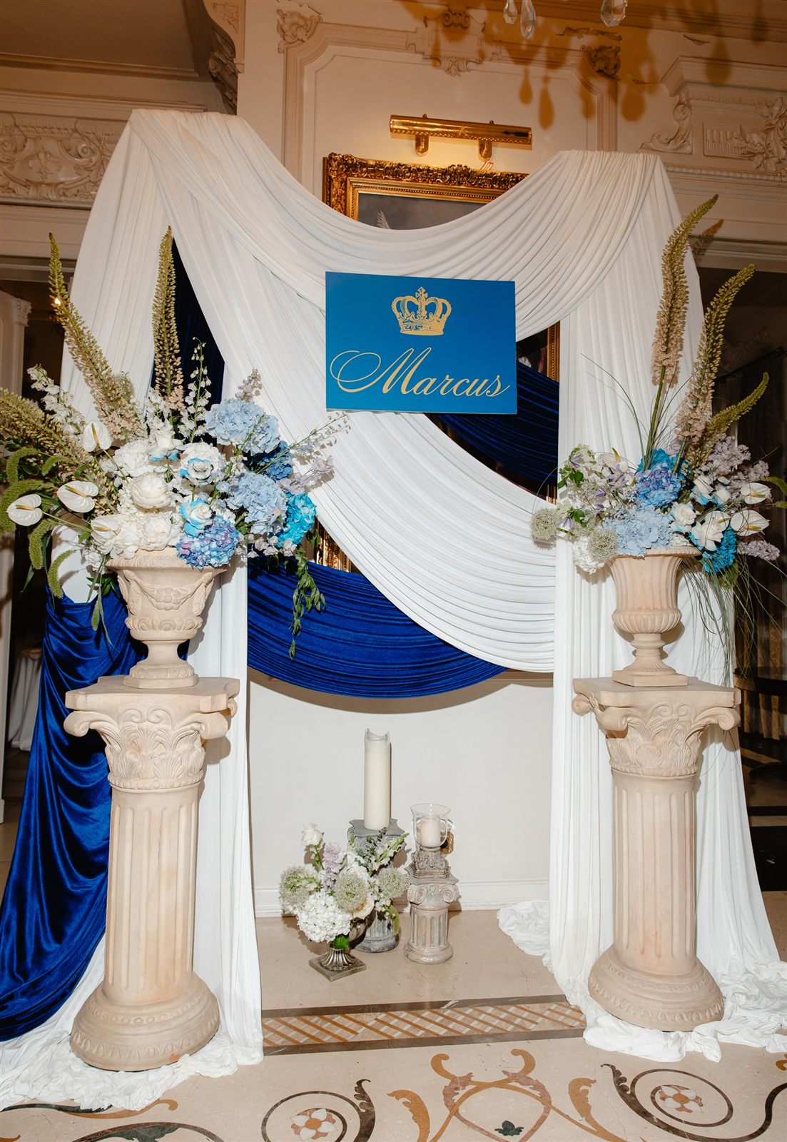 Foto corner botez imperial cu coloane romane și drapaje albastru imperial — Marcus, Palatul Noblesse