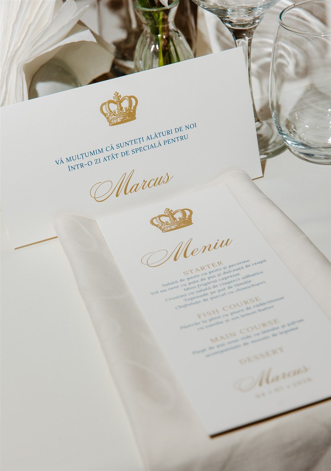 Invitație și meniu de botez imperial cu coroană, tipărite cu auriu — Palatul Noblesse