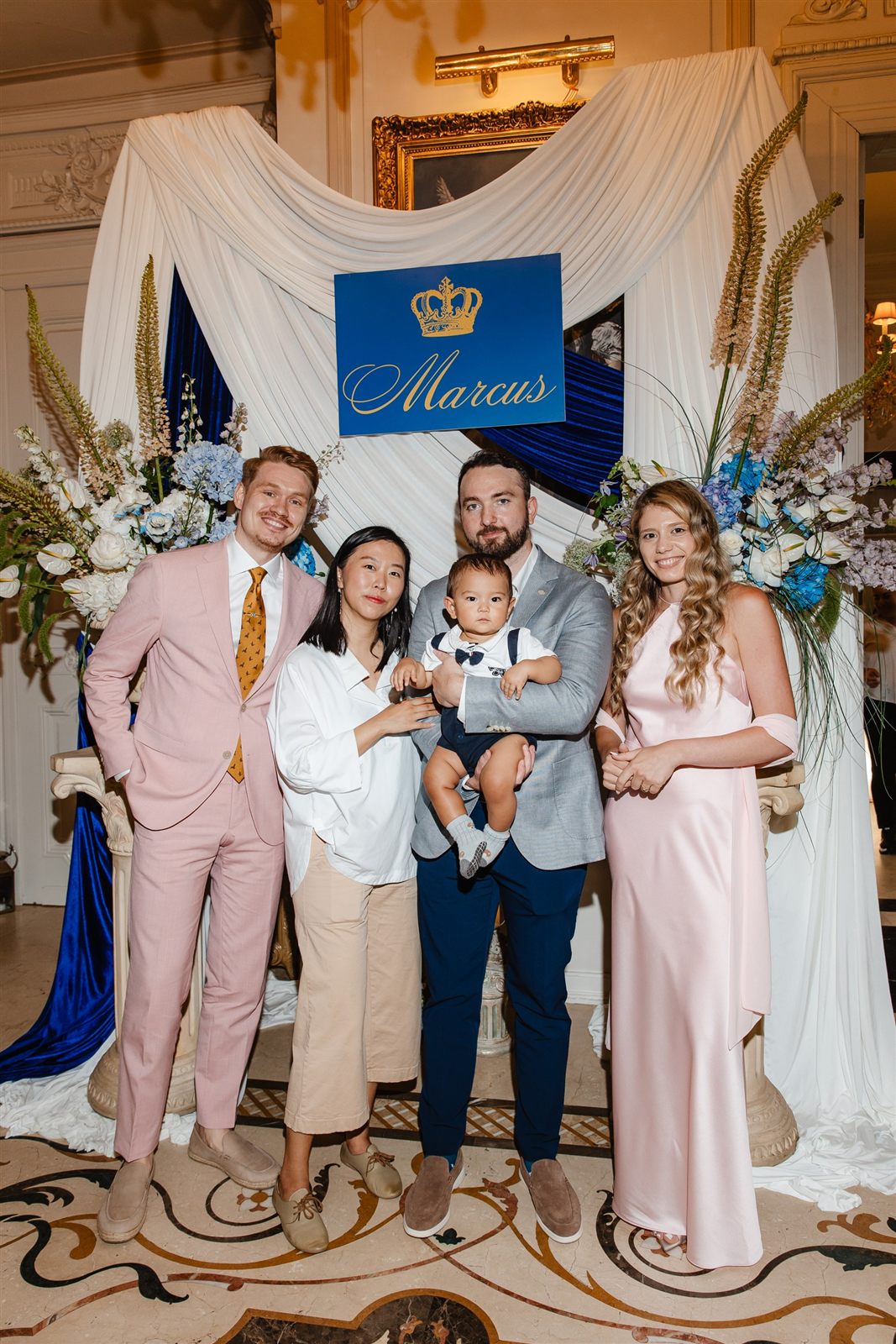 Nașii și familia la foto cornerul botezului lui Marcus — Palatul Noblesse