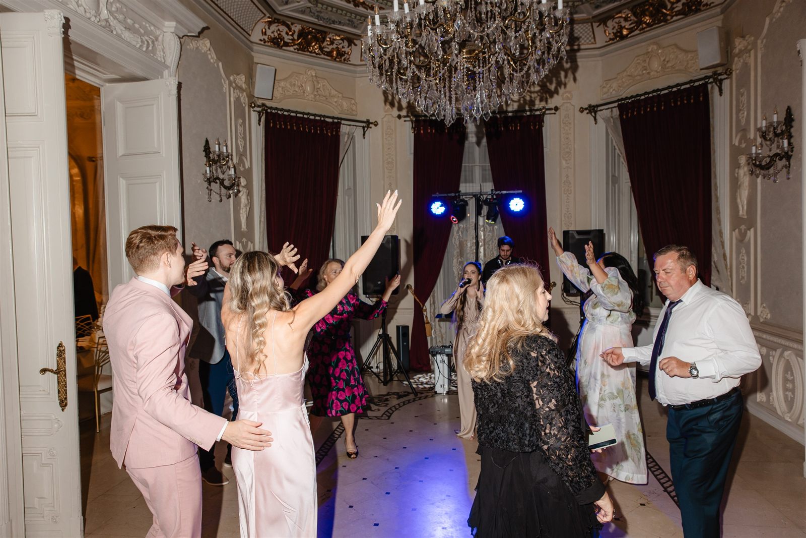 Invitații dansând la petrecerea de botez din Salonul Baroque — Palatul Noblesse
