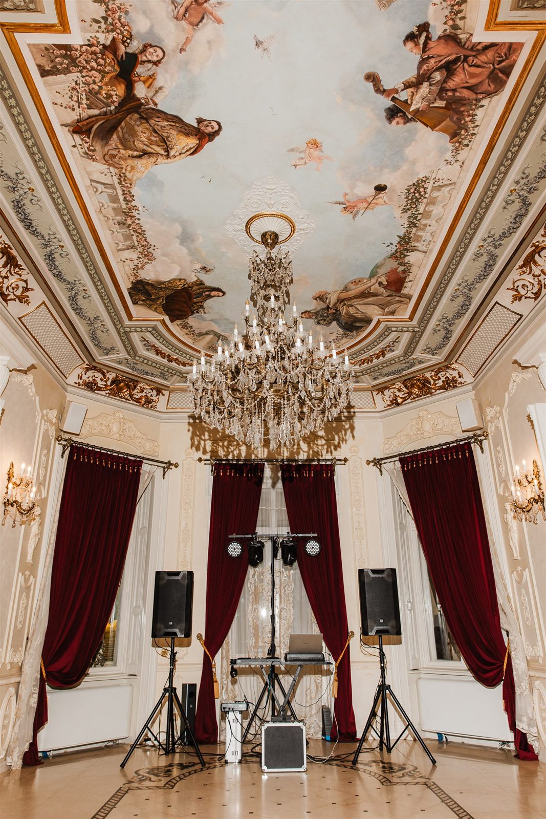 Salonul Baroque pregătit cu DJ și sonorizare pentru petrecerea de botez — Palatul Noblesse
