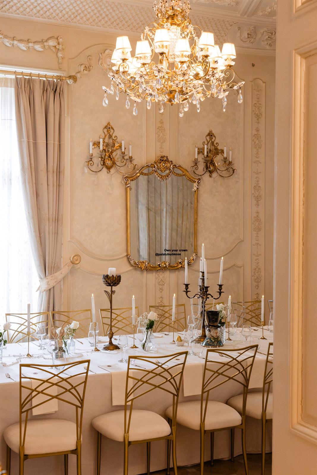 Salon cu candelabru și oglindă, botez la Palatul Noblesse