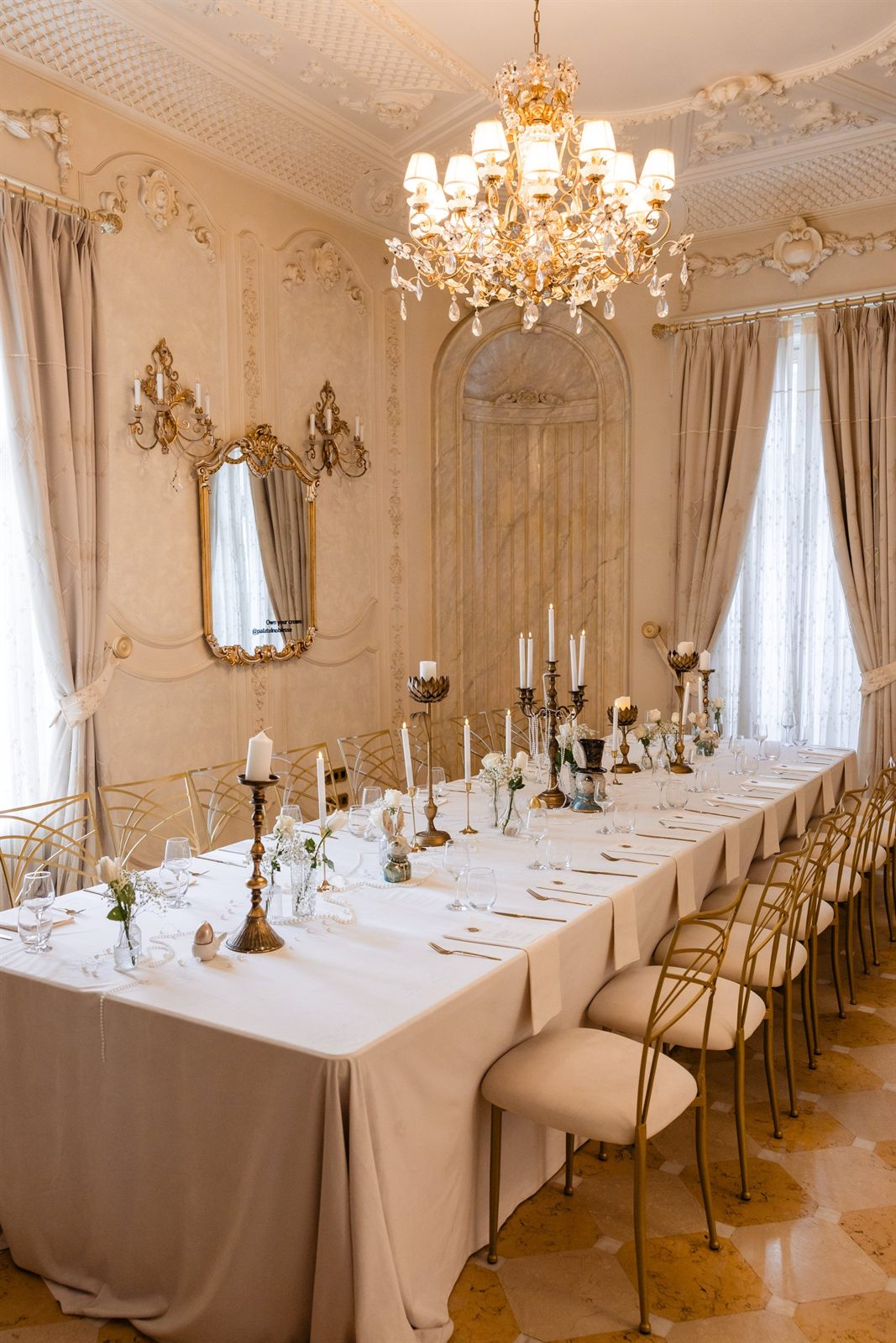 Salon elegant cu masă aranjată la botezul lui Marius, Palatul Noblesse