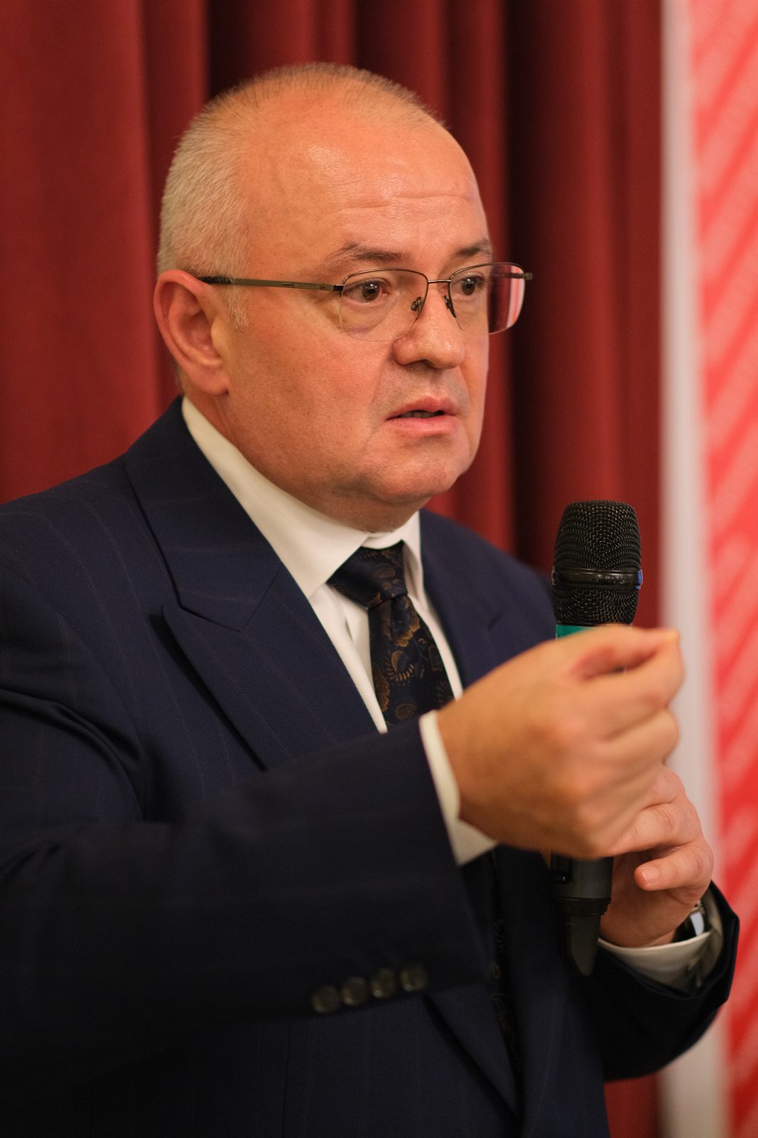 Speaker podium conferinta corporate palatul noblesse — Palatul Noblesse